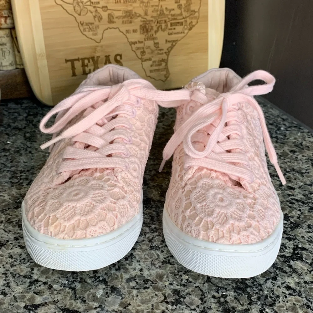 Isaac Mizrahi Imjina Pink Eyelet Sneakers Size 6.5